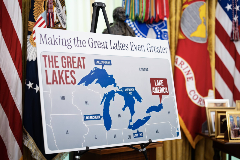 Donald Trump podpisuje rozporządzenie ws. przemianowania jez. Ontario. Fot. Al Drago / Pool (PAP/EPA)