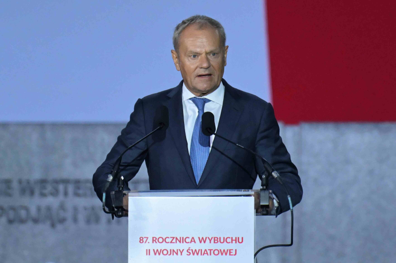 Gdańsk, 01.09.2026. Obchody 87. rocznicy wybuchu II wojny światowej. Premier Donald Tusk podczas uroczystości przed Pomnikiem Obrońców Wybrzeża na Westerplatte w Gdańsku, 1 bm. Jednym z pierwszych wydarzeń rozpoczynających II wojnę światową był atak niemieckiego pancernika „Schleswig-Holstein” na polską składnicę wojskową na Westerplatte, 1 września 1939 roku o godzinie 4:45. (sko) PAP/Adam Warżawa