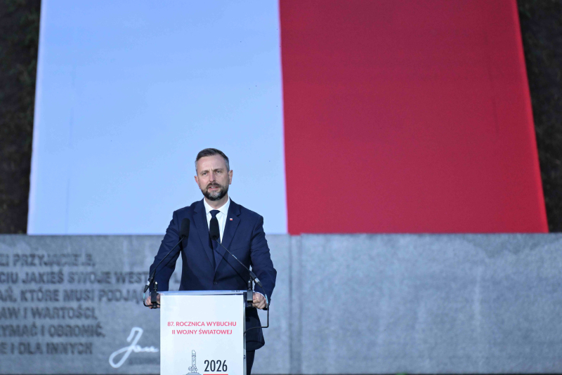 Gdańsk, 01.09.2026. Obchody 87. rocznicy wybuchu II wojny światowej. Wicepremier, minister obrony narodowej Władysław Kosiniak-Kamysz podczas uroczystości przed Pomnikiem Obrońców Wybrzeża na Westerplatte w Gdańsku, 1 bm. Jednym z pierwszych wydarzeń rozpoczynających II wojnę światową był atak niemieckiego pancernika „Schleswig-Holstein” na polską składnicę wojskową na Westerplatte, 1 września 1939 roku o godzinie 4:45. (sko) PAP/Adam Warżawa