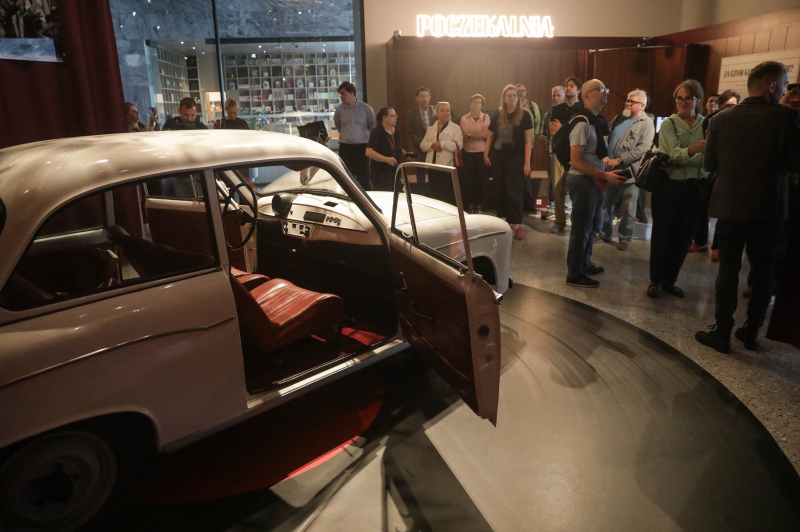 Warszawa, 02.09.2026. Przedpremierowy pokaz wystawy „Za czym kolejka ta stoi? PRL w muzycznym zwierciadle” w stołecznym Muzeum Historii Polski, 2 bm. Najnowsza wystawa opowiada o czterech dekadach polskiej muzyki – od powojennej odbudowy życia kulturalnego, przez jazz, bigbit, festiwale w Opolu i Sopocie, aż po rock, punk i Jarocin. Ekspozycja będzie dostępna dla publiczności od 3 września do 6 grudnia br. (amb) PAP/Tomasz Gzell