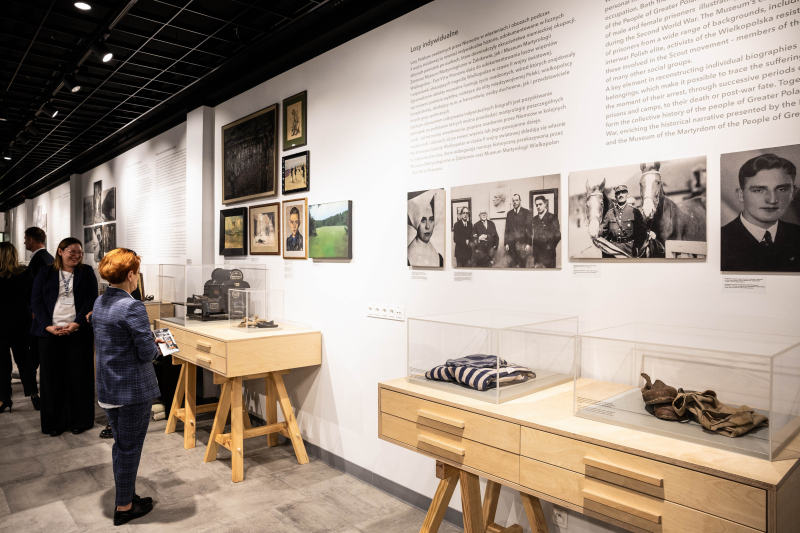 Żabikowo, 10.09.2026. Otwarte po zakończonej rozbudowie Muzeum Martyrologiczne w Żabikowie. W nowym skrzydle placówki przygotowane zostały trzy wystawy: „Otwieramy magazyny, świadectwa historii muzeów w Żabikowie, Forcie VII i Chełmnie nad Nerem”, „Ślady przeszłości na terenie byłego niemieckiego obozu karno-śledczego w Żabikowie” oraz "Sprawcy". PAP/Marek Zakrzewski