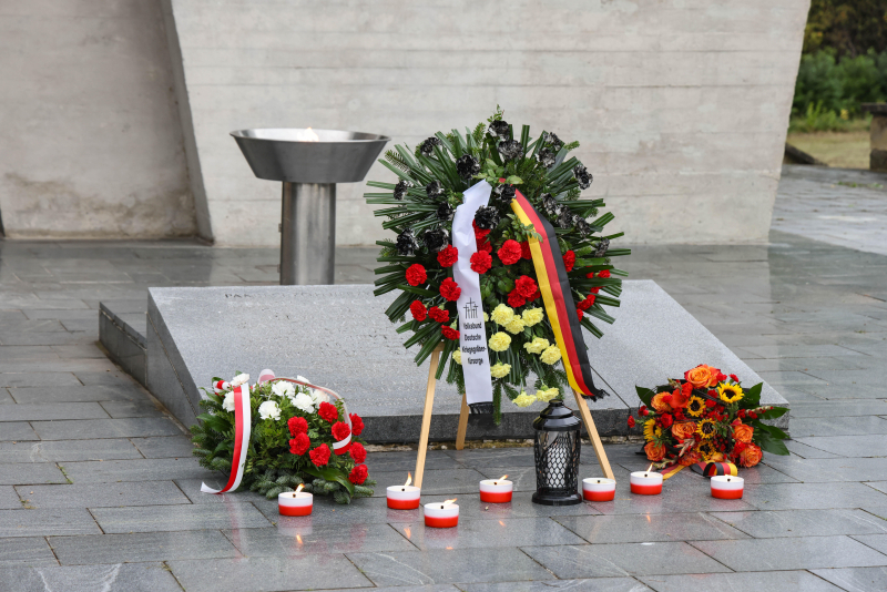 Łambinowice, 24.09.2026. Żołnierze Bundeswehry składają kwiaty na terenie dawnego obozu jenieckiego w Łambinowicach. Uroczystość była jednym z punktów inicjatywy „Praca dla pokoju”. Żołnierze 10. Opolskiej Brygady Logistycznej oraz 931. batalionu Bundeswehry wspólnie porządkowali oraz konserwowali teren dawnego Stalagu Lamsdorf. Fot. PAP/Krzysztof Świderski