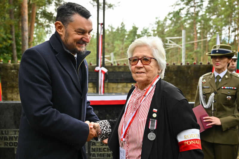 Ponary, Litwa, 24.09.2026. Obchody upamiętniające Ofiary Zbrodni Ponarskiej w Wilnie i na Wileńszczyźnie. Uhonorowana medalem Pro Bono Poloniae Maria Wieloch oraz szef Urzędu ds. Kombatantów i Osób Represjonowanych Lech Parell na uroczystościach przy Polskiej Kwaterze Ponarskiej. Fot. PAP/Przemysław Piątkowski