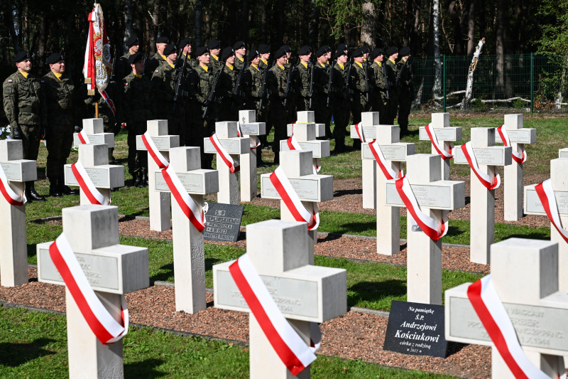 Belgia, Lommel, 27.09.2026 r. Uroczystości na Polskim Cmentarzu Wojskowym w Lommel ku czci polskich żołnierzy poległych podczas wyzwalania Belgii. Cmentarz w Lommel to największa polska nekropolia w Belgii. Pochowanych jest tu 257 polskich żołnierzy, głównie służacych w 1. Dywizji Pancernej gen. Stanisława Maczka. Fot. PAP/Wiktor Dąbkowski