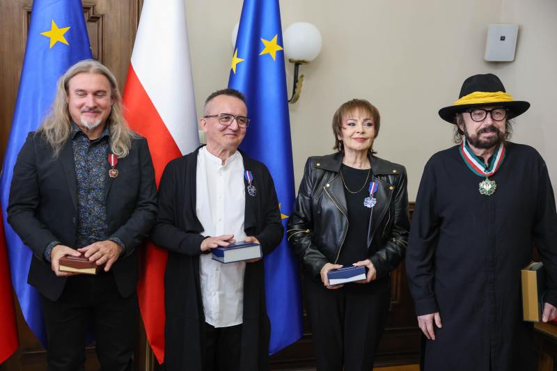 Łódź, 9.10.2026. Uhonorowani medalami „Zasłużony Kulturze Gloria Artis”: Maciej Balcar, Jacek Królik, Izabela Trojanowska oraz Zbigniew Hołdys. Fot. Marian Zubrzycki (PAP)