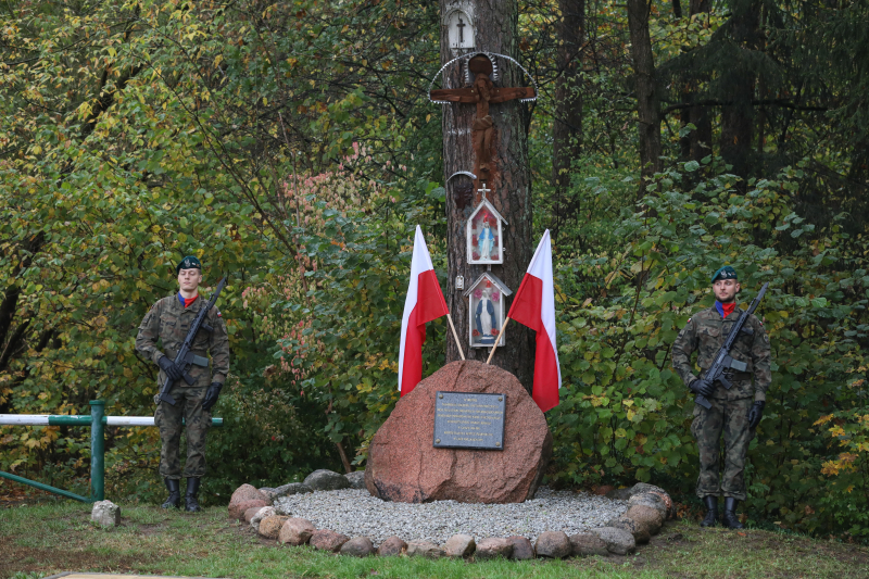 Obelisk w lesie pod Olmontami. Fot. PAP/Artur Reszko