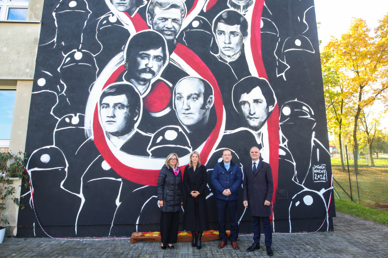 Mural w Dąbrowie Górniczej poświęcony pamięci Dziewięciu Górników z „Wujka”. Fot. PAP/Art Service