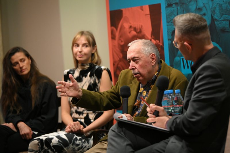 Warszawa, 19.10.2026. Fotograf Czesław Czapliński (drugi z prawej) na otwarciu wystawy „Wajda / Czapliński intymnie”, w Teatrze 6. Piętro. Fot. PAP/Marcin Obara