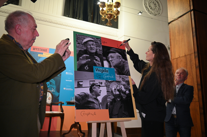Warszawa, 19.10.2026. Fotograf Czesław Czapliński oraz aktorka Agnieszka Grochowska na otwarciu wystawy „Wajda / Czapliński intymnie”, w Teatrze 6. Piętro w Warszawie. Wydarzenie zorganizowano w ramach obchodów Roku Andrzeja Wajdy. Fot. PAP/Marcin Obara