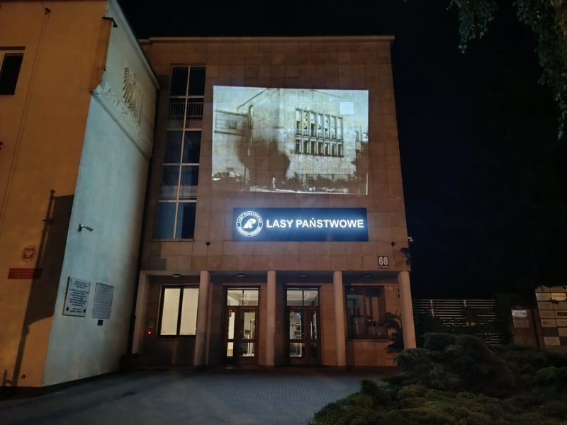 Iluminacja na frontonie dawnego Komitetu Wojewódzkiego PZPR w Radomiu. Fot. IPN - delegatura w Radomiu
