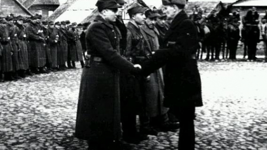 Płk A. Krzyżanowski „Wilk”, komendant Okręgu Wileńskiego AK (z prawej) w Turgielach. 1944 r. Źródło: NAC