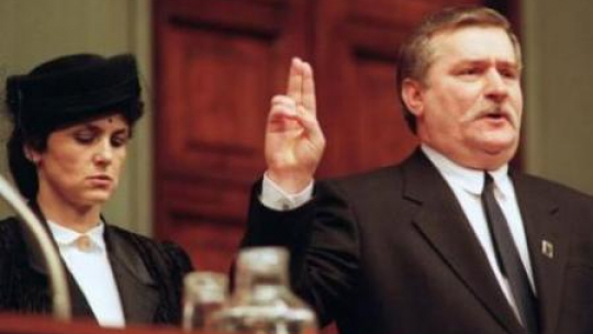 Lech Wałęsa na posiedzeniu Zgromadzenia Narodowego składa przysięgę prezydencką. Fot. PAP/J. Mazur