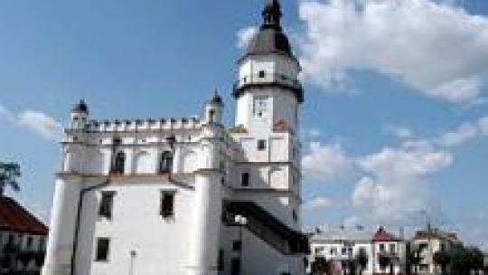 Ratusz na rynku w Szydłowcu. Fot. PAP/P. Polak