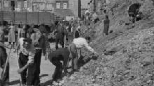 Odgruzowywanie Rynku Starego Miasta, 1947 r., fot. PAP/CAF