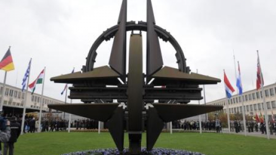 Symbol NATO przed kwaterą główną Paktu Północnoatlantyckiego. Bruksela. Fot. PAP/W. Dąbkowski