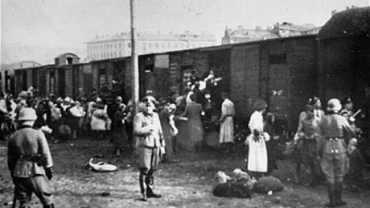 Umschlagplatz przy ulicy Stawki: ludzie w oczekiwaniu na deportacje. 1942-1943. Fot. Wikipedia