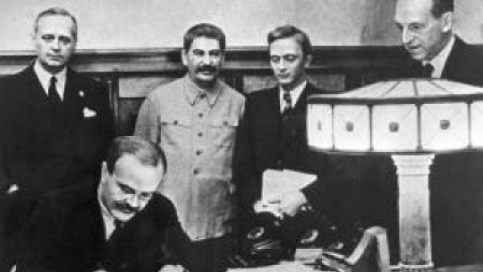 Podpisanie paktu. Moskwa, 23.08.1939. Fot. PAP/DPA