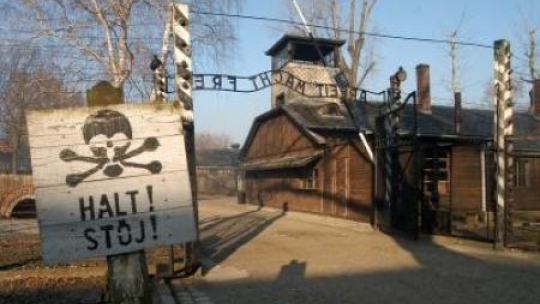 Były obóz zagłady KL Auschwitz. Na zdjęciu: brama wejściowa. Fot. PAP/ J. Bednarczyk
