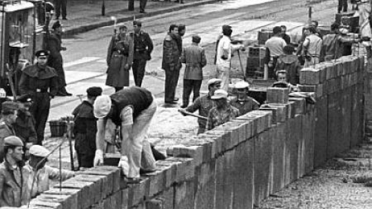 Pierwszy dzień wznoszenia Muru Berlińskiego na Placu Poczdamskim pod strażą uzbrojonych milicjantów NRD. Fot. PAP/EPA 