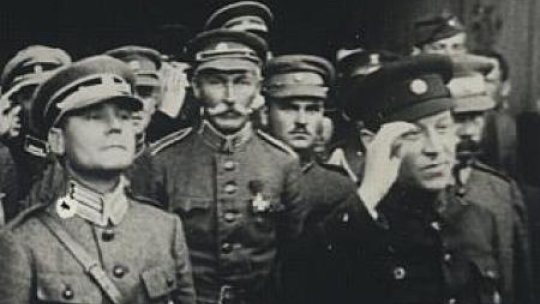 Ataman S. Petlura (pierwszy z prawej) podczas przeglądu oddziałów ukraińskich w Kijowie. 10.05.1920. Fot. CAW