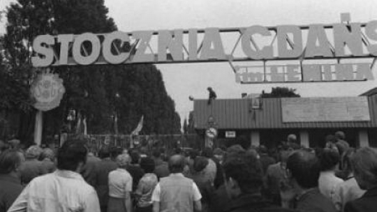 Brama Stoczni Gdańskiej w czasie sierpniowego strajku w 1980 r. Fot. PAP