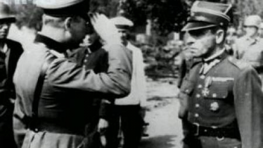 Płk. Henke salutuje wziętemu do niewoli mjr. Henrykowi Sucharskiemu. Fot. NAC