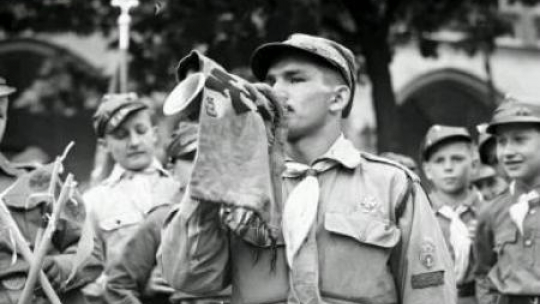 Hejnalista krakowskiej drużyny harcerskiej na Rynku Głównym.  1936-05. Fot. NAC