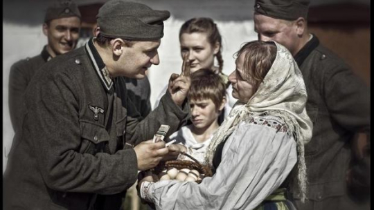 Litewski policjant prowadzący grupę wileńskich Żydów. Fot. Wikipedia, na licencji Commons:Bundesarchiv.