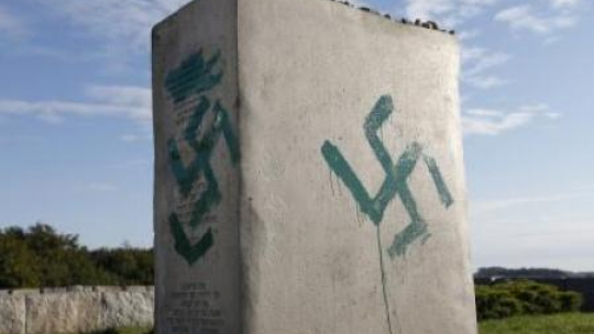 Zniszczony pomnik. Jedwabne, 01.09.2011. Fot. PAP/A. Reszko