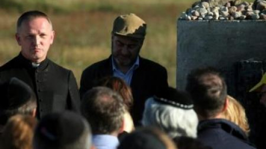 Piotr Kadlcik oraz ksiądz Wojciech Lemański podczas spotkania pod pomnikiem. Jedwabne, 04.09.2011. Fot. PAP/T. Gzell 