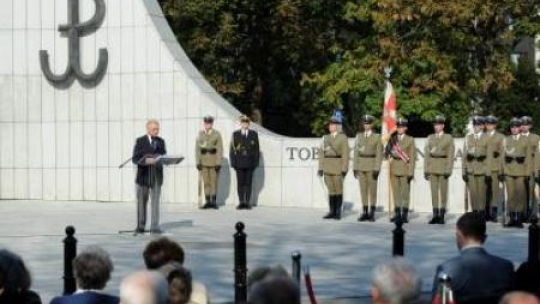 Uroczystości przed pomnikiem Polskiego Państwa Podziemnego i Armii Krajowej. Fot. PAP/A. Hrechorowicz