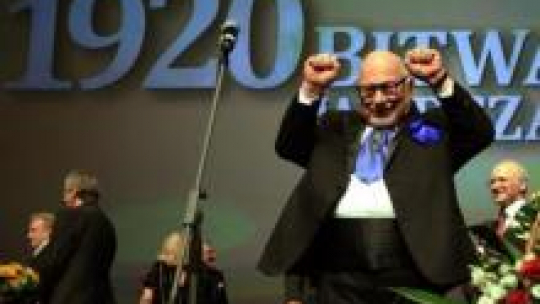 Jerzy Hoffman w Teatrze Wielkim-Operze Narodowej po premierowym pokazie filmu "1920 Bitwa Warszawska". Fot. PAP/T. Gzell