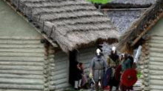 Uczestnicy rekonstrukcji historycznej w skansenie archeologicznym „Karpacka Troja” w Trzcinicy. Fot. PAP/D. Delmanowicz