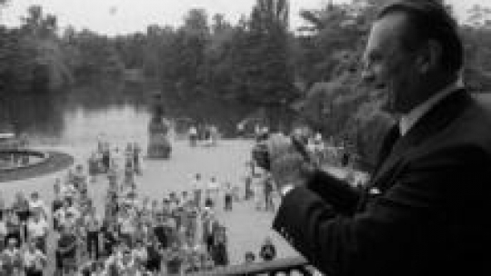 Czesław Miłosz w Łazienkach Królewskich. 1981 r. Fot. PAP/J. Undro