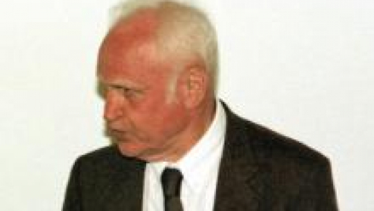 Tymoteusz Karpowicz obierający nagrodę miesięcznika "Odra" (2000). Fot. PAP/A. Hawałej