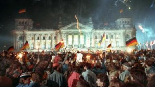 Mieszkańcy Berlina świętujący zjednoczenie Niemiec 3 października 1990 r. Fot. PAP/EPA/ J. Schmitt