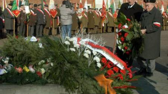 Składanie wieńców przy płycie przed Rotundą w Zamościu (2003). Fot. PAP/ M. Trembecki