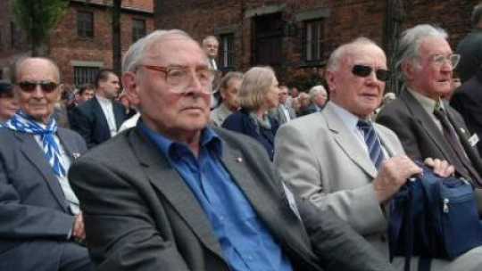Jerzy Bielecki (pierwszy z prawej) w towarzystwie innych byłych więźniów KL Auschwitz (2005). Fot. PAP/J. Bednarczyk