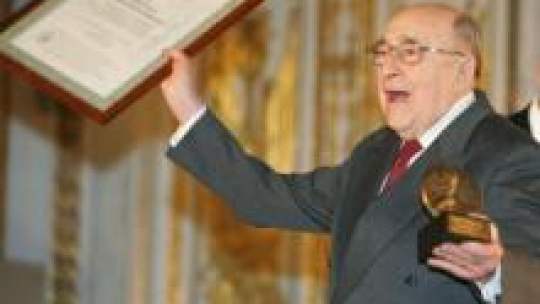 Jerzy Pomianowski uhonorowany Nagrodą im. Jerzego Giedroycia (2006). Fot. PAP/A. Wiktor