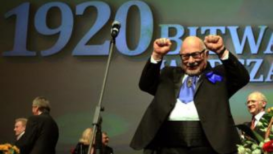 Jerzy Hoffman podczas polskiej premiery "Bitwy Warszawskiej" w Teatrze Wielkim. Fot. PAP/T. Gzell