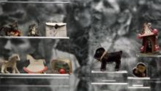 Zabawki z czasów II wojny światowej na wystawie w muzeum w Kielcach. Fot. PAP/ P. Polak