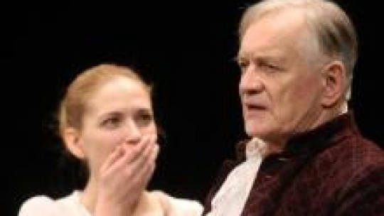 Anna Cieślak i Andrzej Seweryn w czasie próby spektaklu "Szkoła żon" Moliera w Teatrze Polskim. Fot. PAP/P. Kula