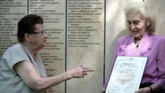 Ocalała z Holocaustu Bina Hacohen (L) i Alina Wierzbicka (P) córka Jadwigi Waszczuk. Fot. PAP/EPA