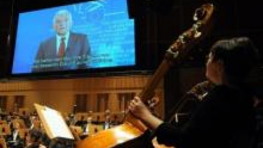 Jerzy Buzek przemawia przed koncertem w Polskiej Filharmonii Bałtyckiej w Gdańsku. Fot. PAP/B. Ostrowska