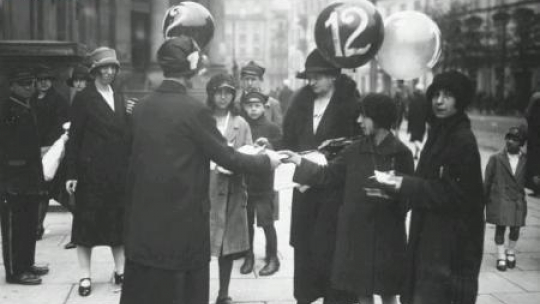 Wybory do Rady Miejskiej w Warszawie w 1927 r. Kobiety agitujące w dniu wyborów. Fot. NAC