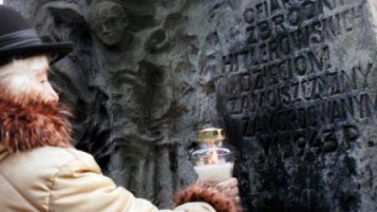 Uroczystości pod pomnikiem Dzieci Zamojszczyzny w Lublinie (2003). Fot. PAP/M. Trembecki