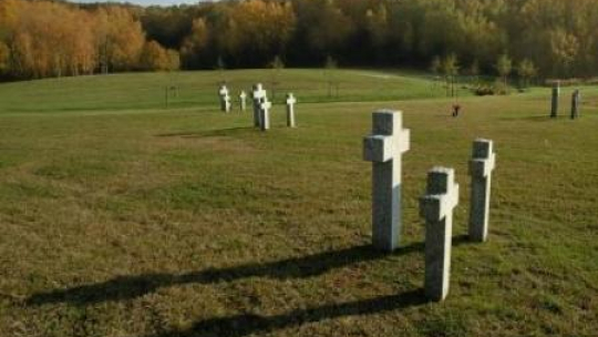 Glinna - cmentarz żołnierzy niemieckich poległych w czasie II wojny światowej. Fot. PAP/J. Undro