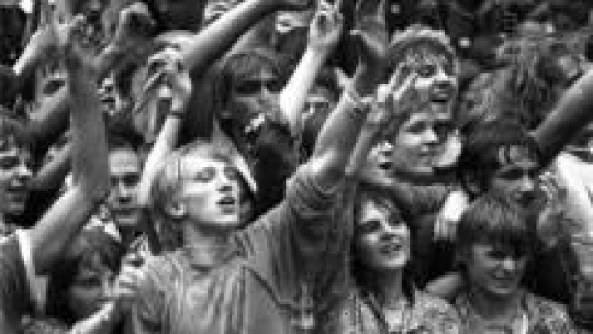 Jarocin 08.1982. III Ogólnopolski Przegląd Muzyki Młodej Generacji. Fot. PAP/W. Kryński