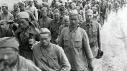 Kolumna jeńców radzieckich podczas marszu. Wrzesień 1942 r. Fot. NAC