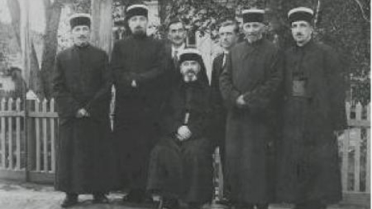 Hachan Seraja Szapszał (siedzi w środku) wśród duchownych karaimskich. Łuck, 1932 r. Fot. NAC